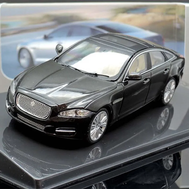 Diecast 1:43 Scale Jaguar XJ X351 2009 Symulacja aluminiowego modelu samochodu Statyczny wyświetlacz Zabawka kolekcjonerska Prezent Pamiątkowa dekoracja