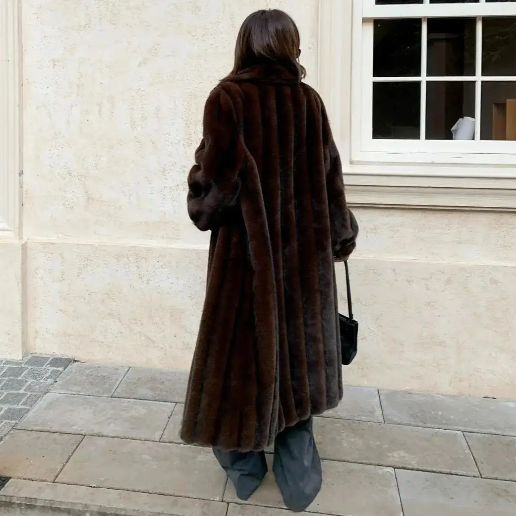 Nieuwe Winter 3D Embossing Strepen Faux Nertsen Bontjas CHIC Vrouwen Revers Kraag Bedekt Knop Lange Mouw Losse Midi Bovenkleding Melkachtig