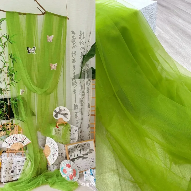 無地の柔らかく少し伸縮性のあるメッシュ生地縫製子供服ふわふわスカート DIY ウェディングパーティーシーンの背景