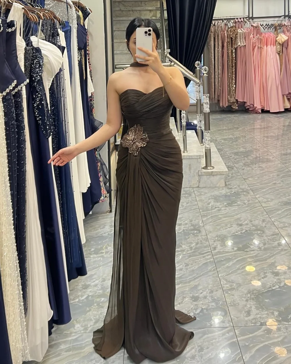 Sukienki wieczorowe retro, długie, bez ramiączek, proste, z szyfonu, z plisami, drapowane, z ręcznie robionymi kwiatami, zdobione koralikami i cekinami, na zamówienie.