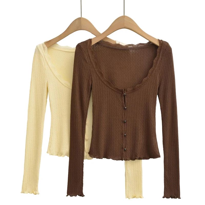 Top feminino de malha com decote redondo e botões de manga comprida com detalhes em renda