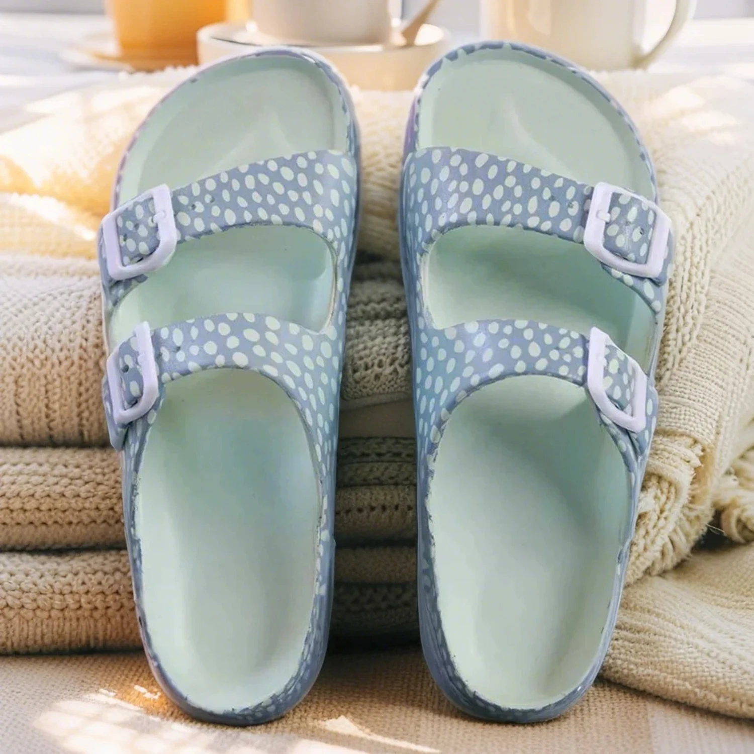 تصميم المنصة ينتهي الأحذية النسائية ذات الهالة الطويلة، بينما تصادم عناصر منقطة حية مع عبوة الموضة. من كومو #1