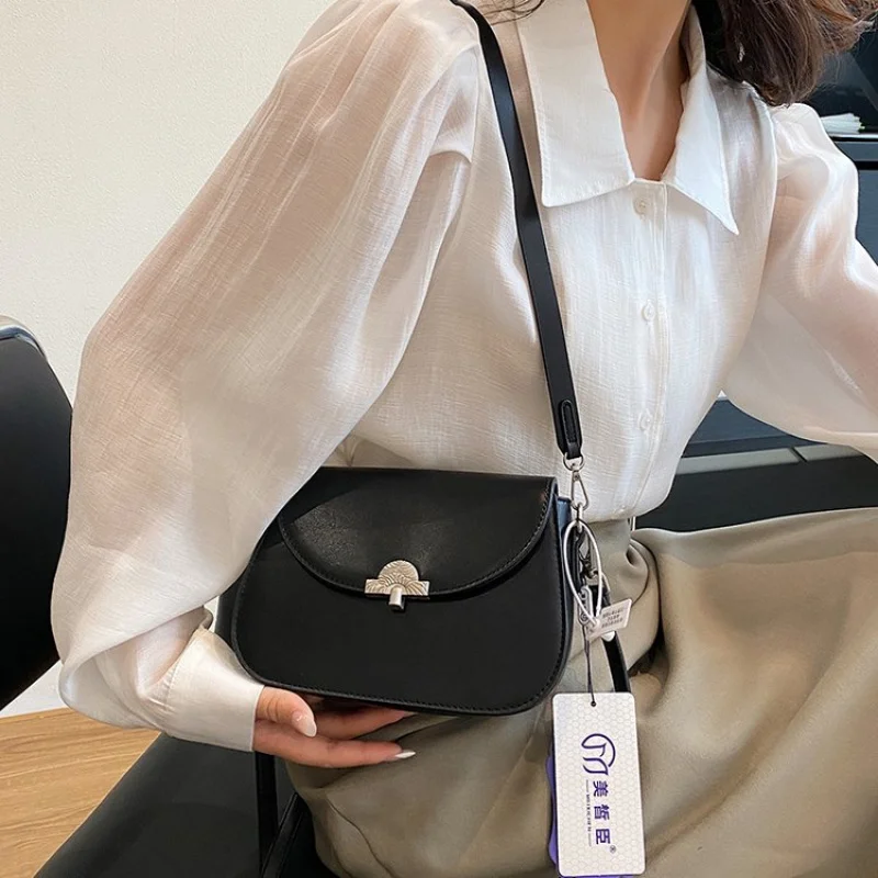 

Classy Ladies Crossbody-Bag Made Of Glen-Printed Leather Featuring Breathable Spacious Trendy Budapest Modern Style​