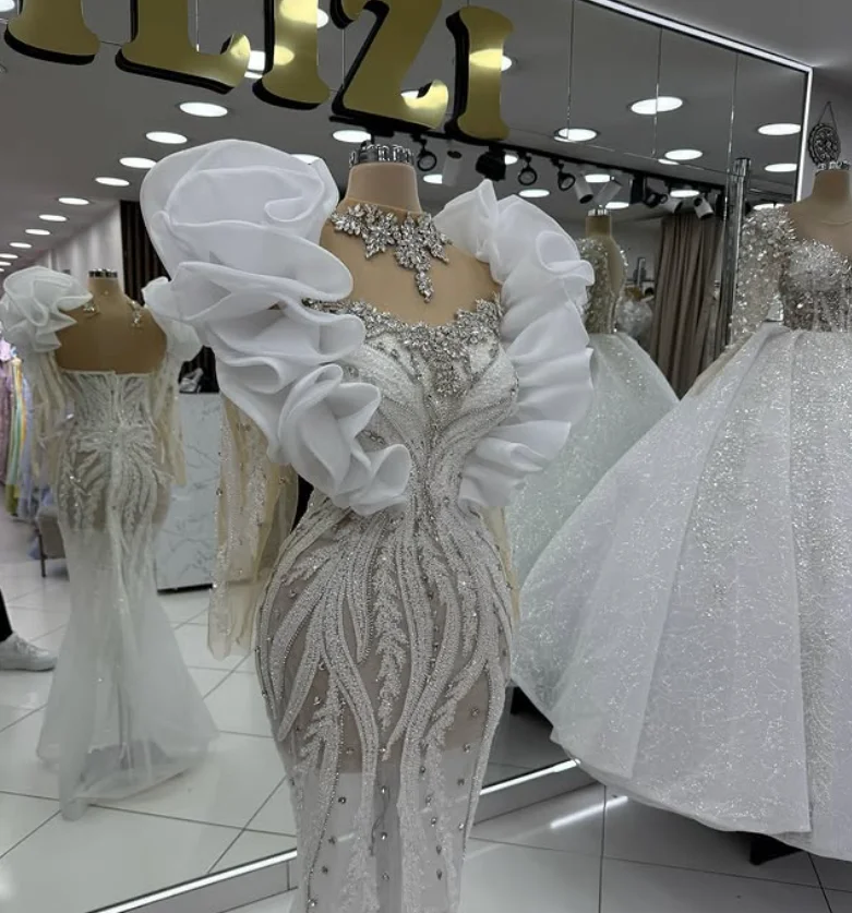 فستان سهرة أنيق باللون الفضي والأبيض على شكل ذيل السمكة مطرز بحجر الراين تول وأكمام طويلة مكشكشة بطول الأرض فساتين لحضور الحفلات الموسيقية حسب الطلب