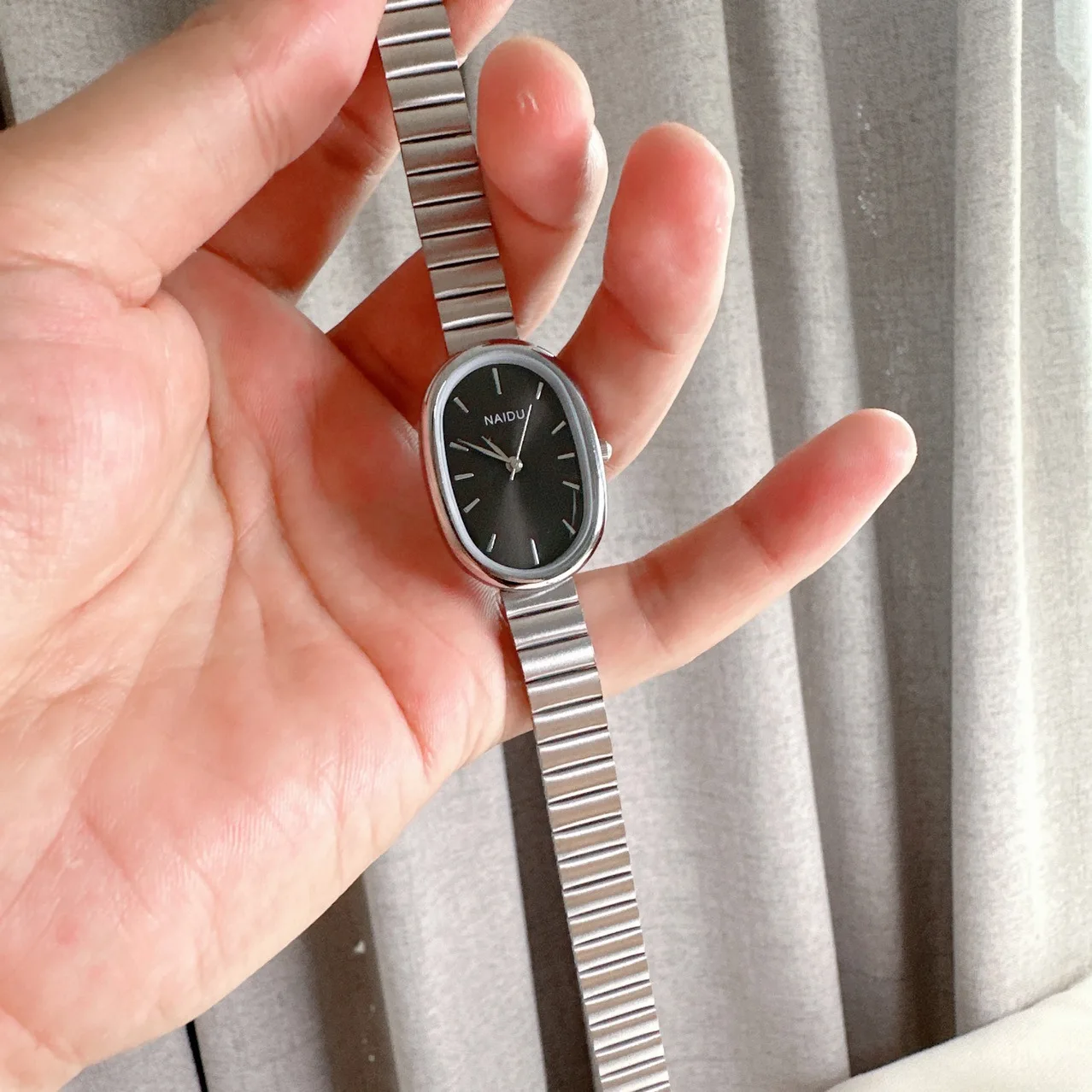 Jam Tangan Wanita Baru Jam Tangan Kuarsa Modis Wanita Pakaian Serbaguna Versi Korea Kompak Dial Oval Rantai Sederhana