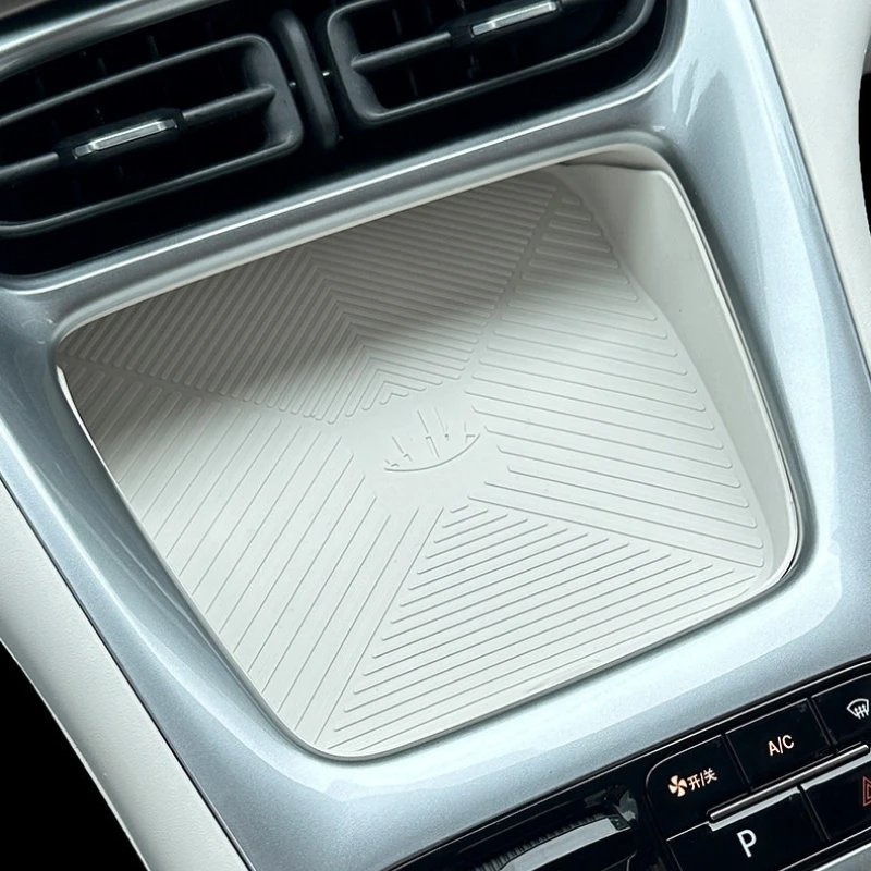 Für 2026 Geely EX2 Proton e.MAS 5 Zentrale Kabellose Ladematte aus Silikon Rutschfeste Staubdichte Telefonunterlage Auto-Innenausstattung – Detail 6