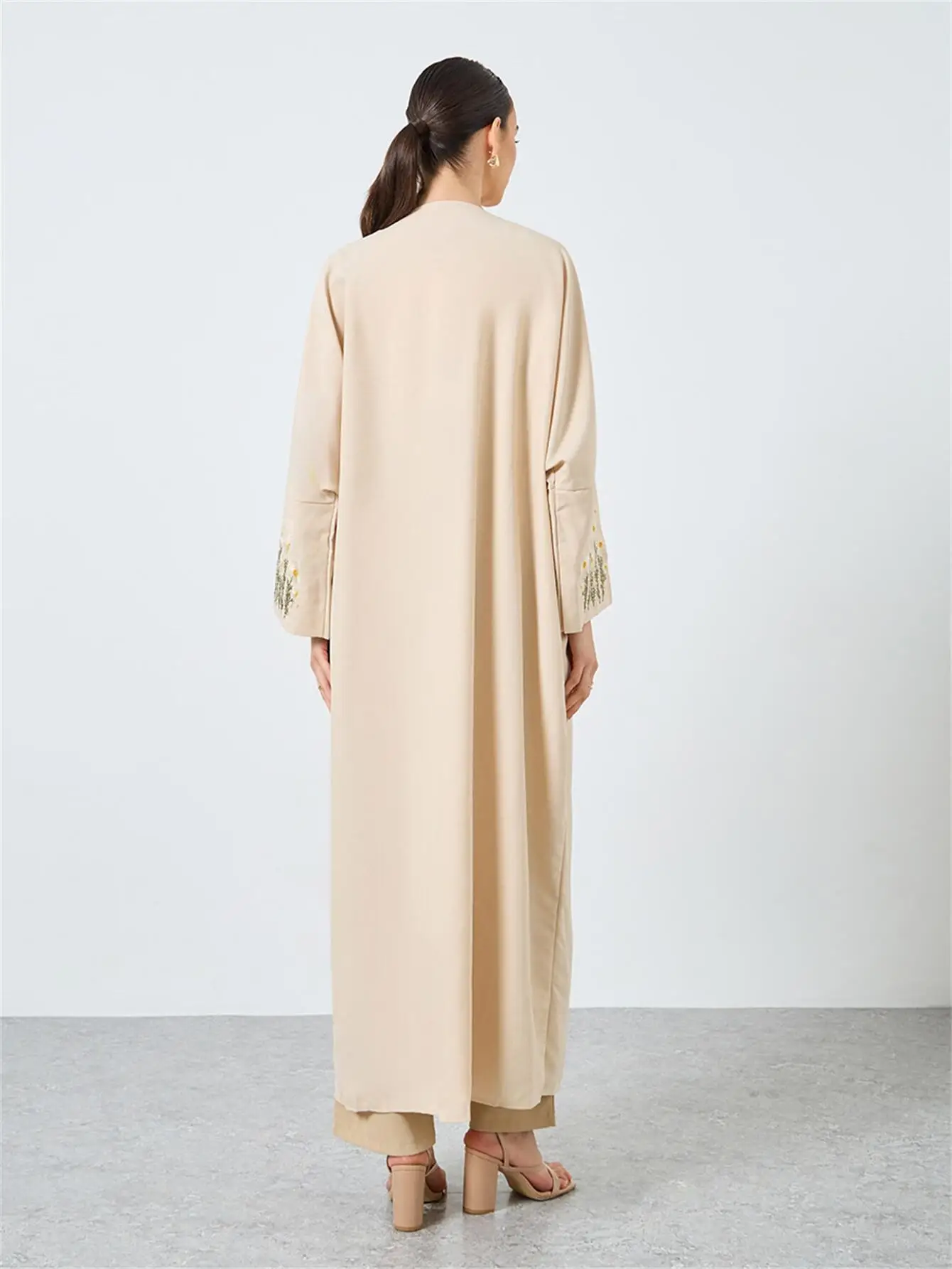 عباية أنيقة للنساء المسلمات في الشرق الأوسط بأكمام طويلة ومطرزة بالزهور عبايات إسلامية فساتين ماكسي قفطان عربي جلباب