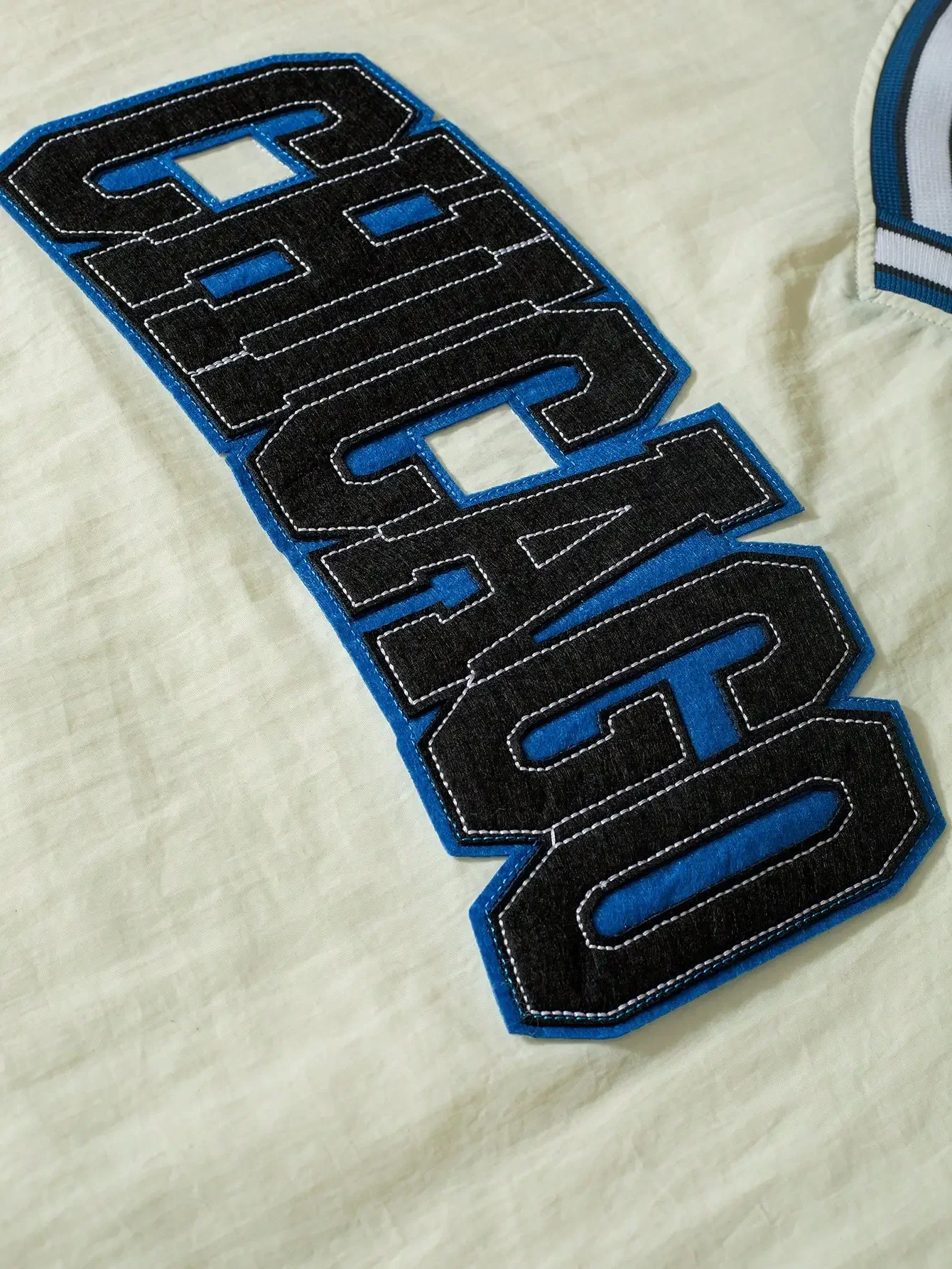 Stilvoller Herren-Pullover mit V-Ausschnitt und Stickerei – im sportlichen College-Stil, perfekt für eine bequeme Fahrt zur Arbeit. – Detail 6