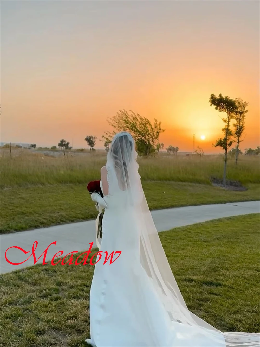 맞춤 제작된 고급스러운 화이트 새틴 웨딩드레스, 우아한 스퀘어 넥, 탈부착 가능한 긴 소매, 머메이드 스타일