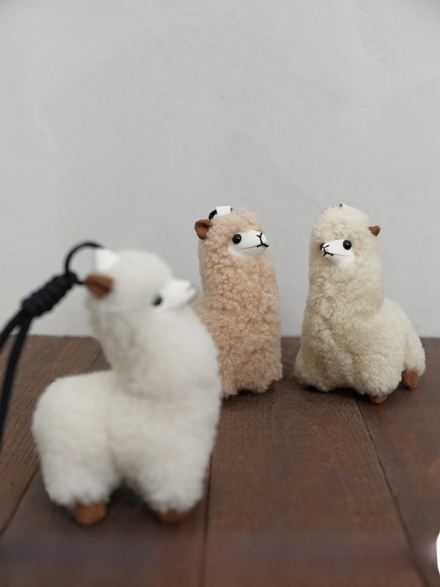 sinbos-adorable-llavero-ajustable-de-lana-suave-de-alpaca-accesorio-de-piel-de-oveja-australiana-calido-y-a-la-moda