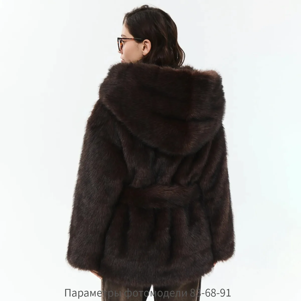 سترة BJTZ النسائية ذات القلنسوة ميدي من الفرو الصناعي بحزام من القطيفة لشتاء دافئ 2025 أنيقة وبسيطة وغير رسمية مميزة ومريحة بلون واحد #4