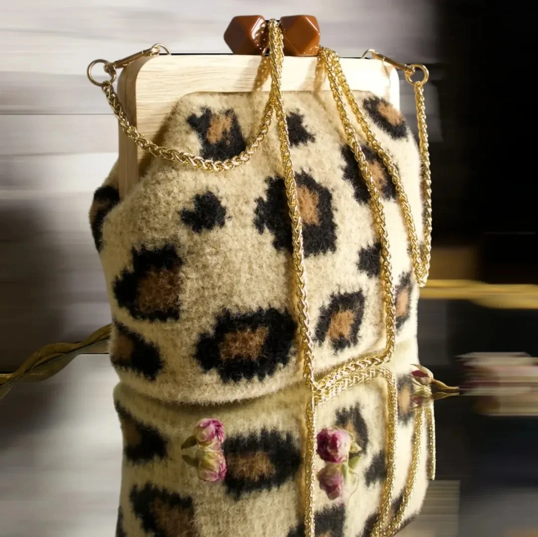 Lost in Vintage Woolen Leopard Fabric Bag with Wooden Kiss Lock Purse with Gold Chain 25x19x8cm Evening Clutch çanta