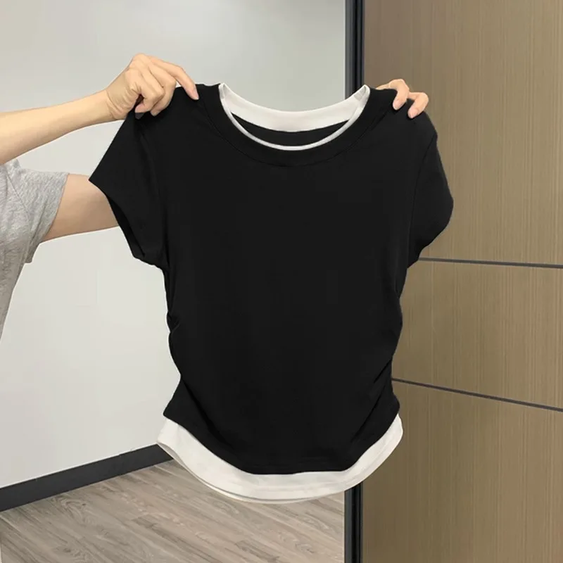 Damen-T-Shirt im Fake-Two-Piece-Look, schmal geschnittenes T-Shirt mit geraffter Seite, lässiges Kurzarm-Oberteil mit Rundhalsausschnitt für den Sommer