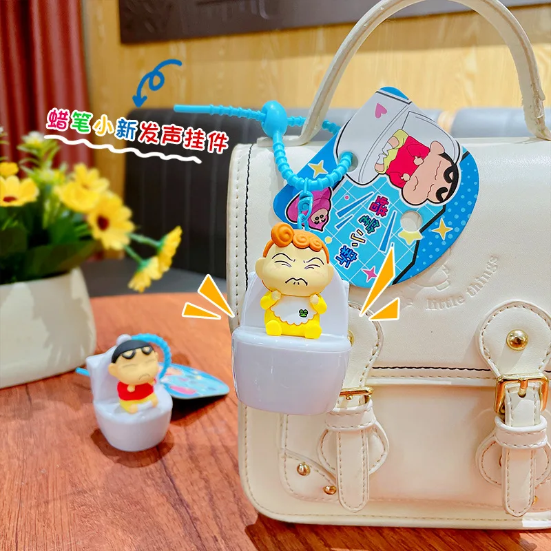 Crayon Shin-Chan การ์ตูนตลกเสียงเปิดใช้งานห้องน้ําพวงกุญแจกระเป๋าเป้สะพายหลังตุ๊กตาจี้พวงกุญแจเครื่องประดับวันหยุดของขวัญสําหรับหญิง