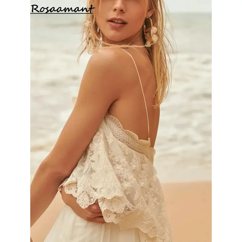 Свадебные платья трапециевидной формы с аппликациями в стиле бохо и кружевными оборками на тонких бретельках без рукавов в стиле кантри
