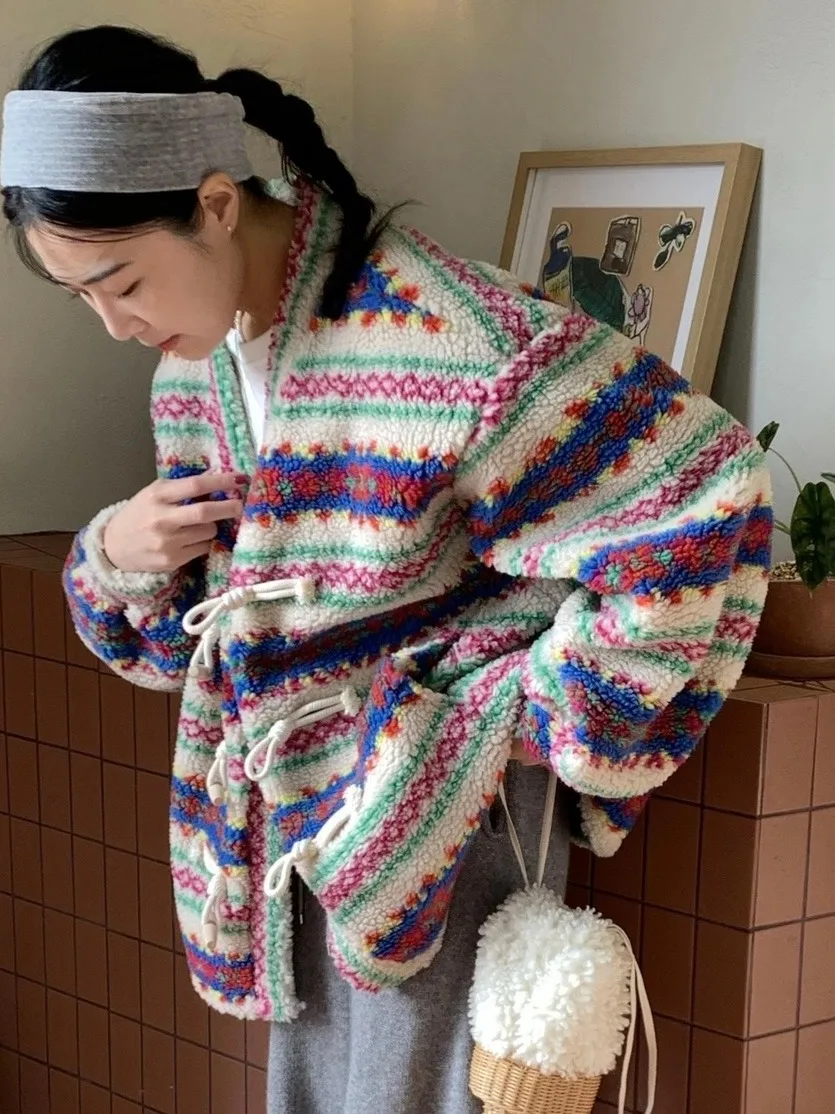 เสื้อโค้ทผ้าฝ้ายสไตล์ลำลองสำหรับผู้หญิง รุ่นใหม่ล่าสุดสำหรับฤดูหนาว ตกแต่งด้วยกระดุมเก๋ไก๋ ผลิตโดยผู้ผลิตชาวจีน