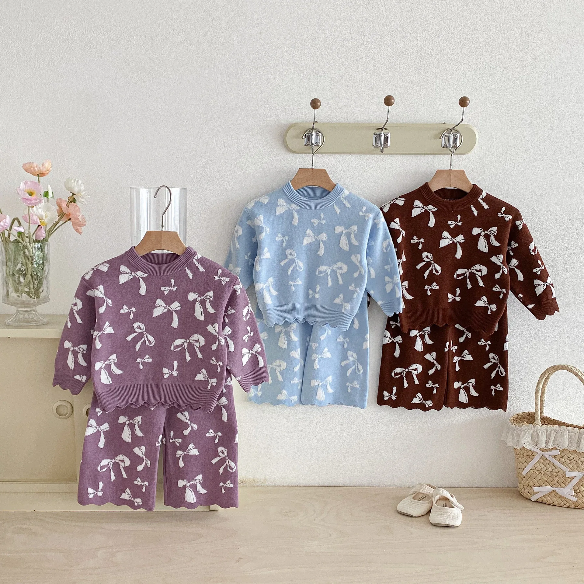 

2026 Весенний новый комплект одежды с длинными рукавами для малышей, вязаный свитер с бантом для девочек + свободные брюки, костюм из 2 предметов, повседневная одежда для малышей