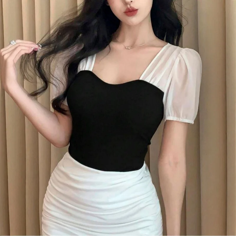 Damska Elegancka Koszulka na Lato do Pracy, Dopasowana, Czarna z Białym Szyfonowym Wstawką, Krótki Rękaw, Kwadratowy Dekolt, Plisowana