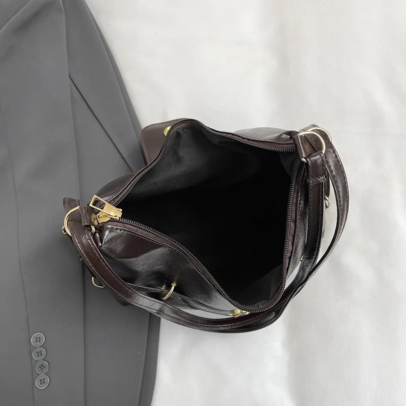 حقيبة كروس جديدة من جلد البولي يوريثان قابلة للتعديل حقيبة كتف بسيطة حقيبة ظهر متينة للنساء بكتف مزدوج