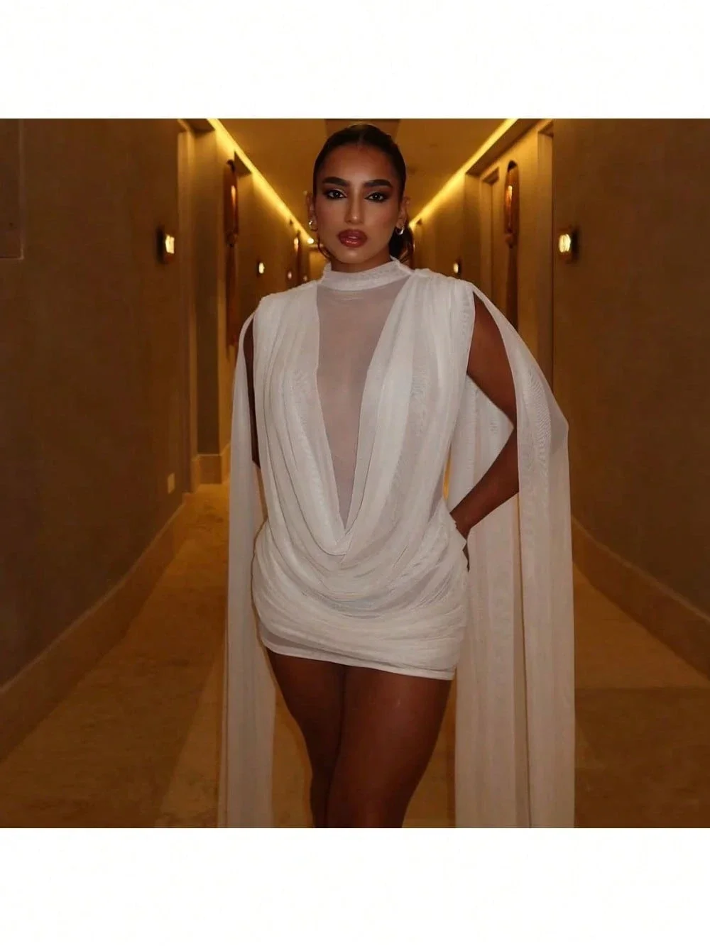 

Женское мини-платье с полуворотником-стойкой, двухслойной сеткой и драпировкой