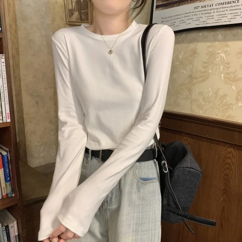 

Серая футболка из чистого хлопка, облегающая, с круглым вырезом и длинными рукавами, можно носить как внутри, так и снаружи.