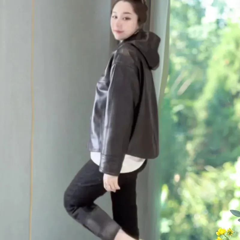 2025 Cappotto da donna in ecopelle con cappuccio Moda femminile coreana per il tempo libero Giacca in pelle PU Autunno Lady Capispalla in pelle a maniche lunghe