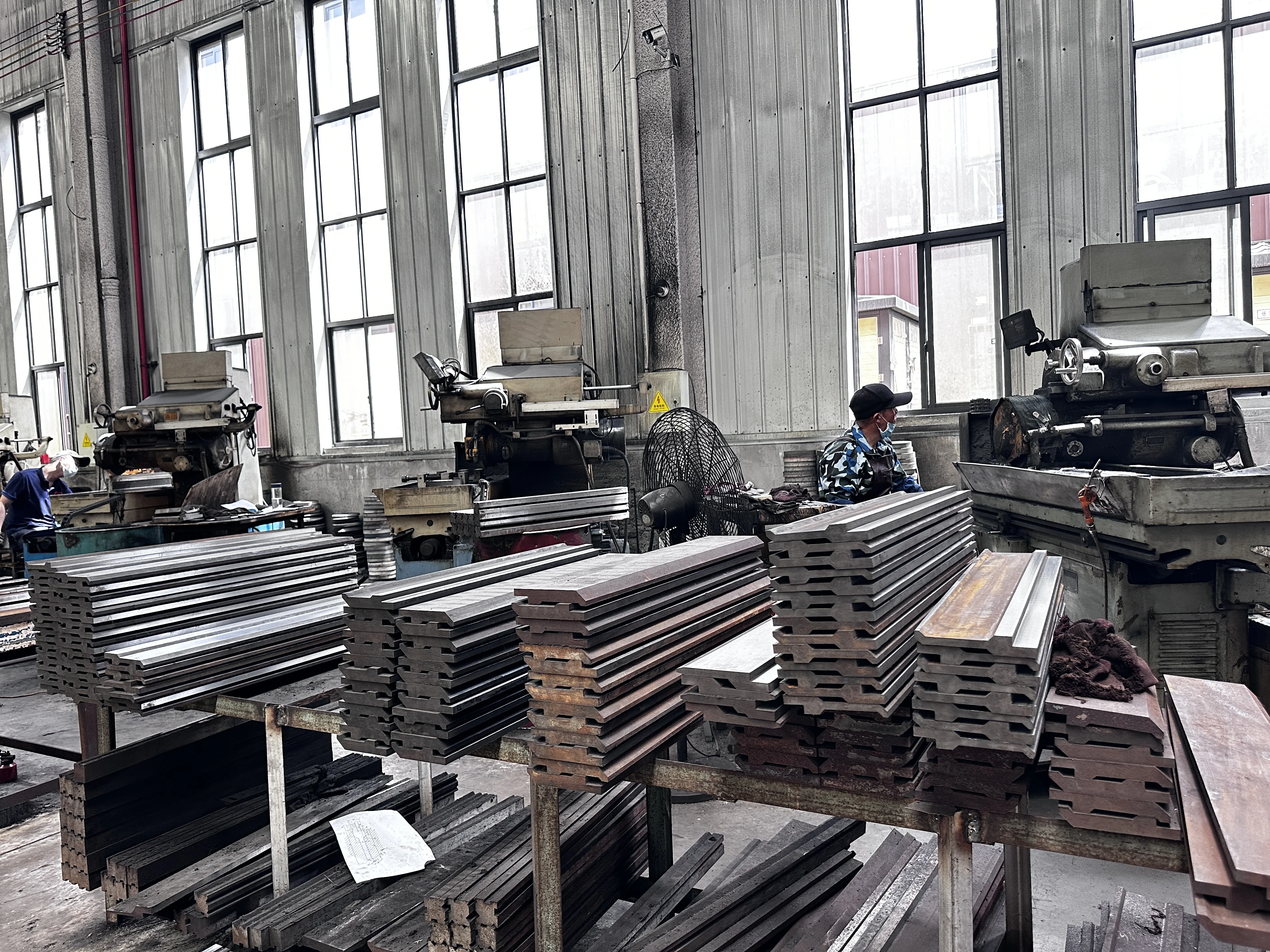 قوالب فرامل الضغط باستخدام الحاسب الآلي القابلة للتخصيص لأدوات فرامل الضغط المتوافقة مع Amada لثني الصفائح المعدنية الفعالة #2