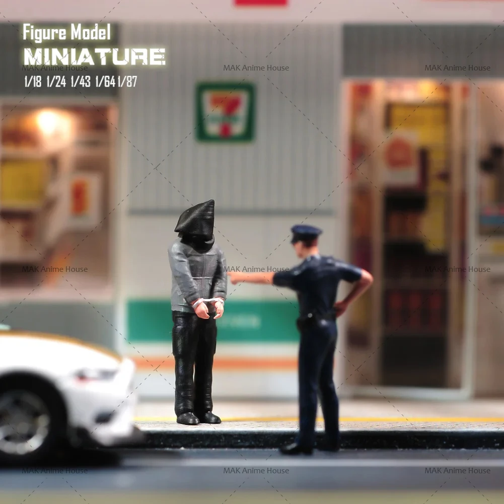 Miniatures 1/87 1/64 1/43 1/24 1/18The Police Raised Their Guns To Catch The Thie Figure Doll Model Scene Decoration Car Toys