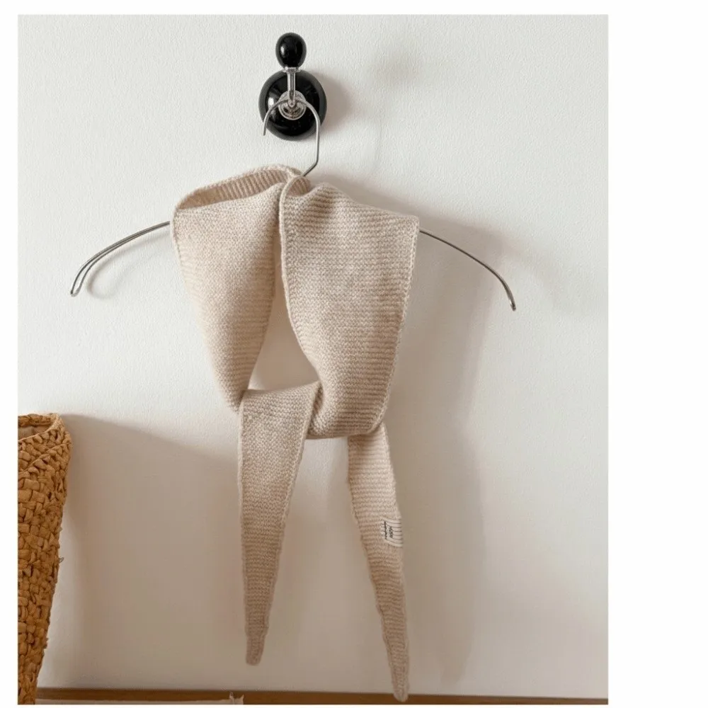 

Модный шерстяной вязаный шарф треугольной формы, нишевый тонкий треугольный шарф, однотонный маленький шарф в корейском стиле