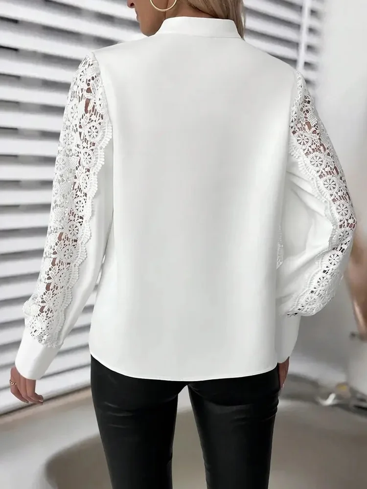 Wiosenno-jesienna moda, bluzka damska z koronkowymi wstawkami, długi rękaw, elegancka koszula biurowa, luźna, codzienna, biała bluzka damska, odzież.