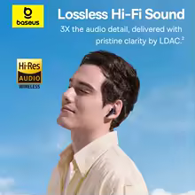 Jovem utilizando os fones de ouvido Baseus EP10 Pro ao ar livre com texto sobre som Hi-Fi Lossless