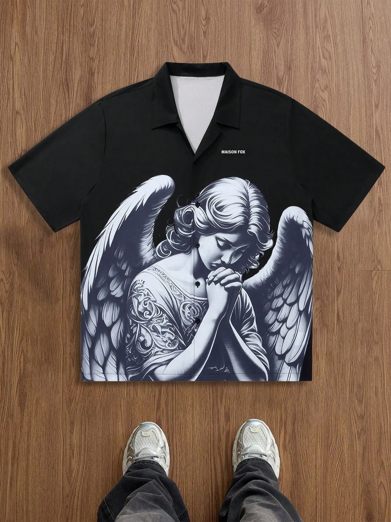 

Новая мужская рубашка с короткими рукавами на лето 2025 имеет повседневный модный и удобный 3D-принт с рисунком ангела.