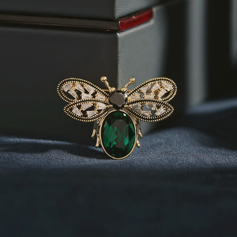 Vintage Brass Bee Anti-light Button Crystal Zircon Inlaid with High-grade Feeling Corsage Cardigan Suit Brooch Enamel Pin