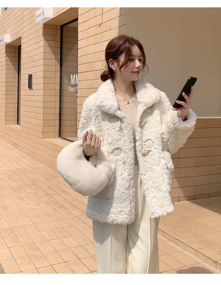 

2025 Новая зимняя женская шуба из искусственного меха, модная и повседневная куртка из искусственного меха ягненка, короткая и свободная женская шуба, топ