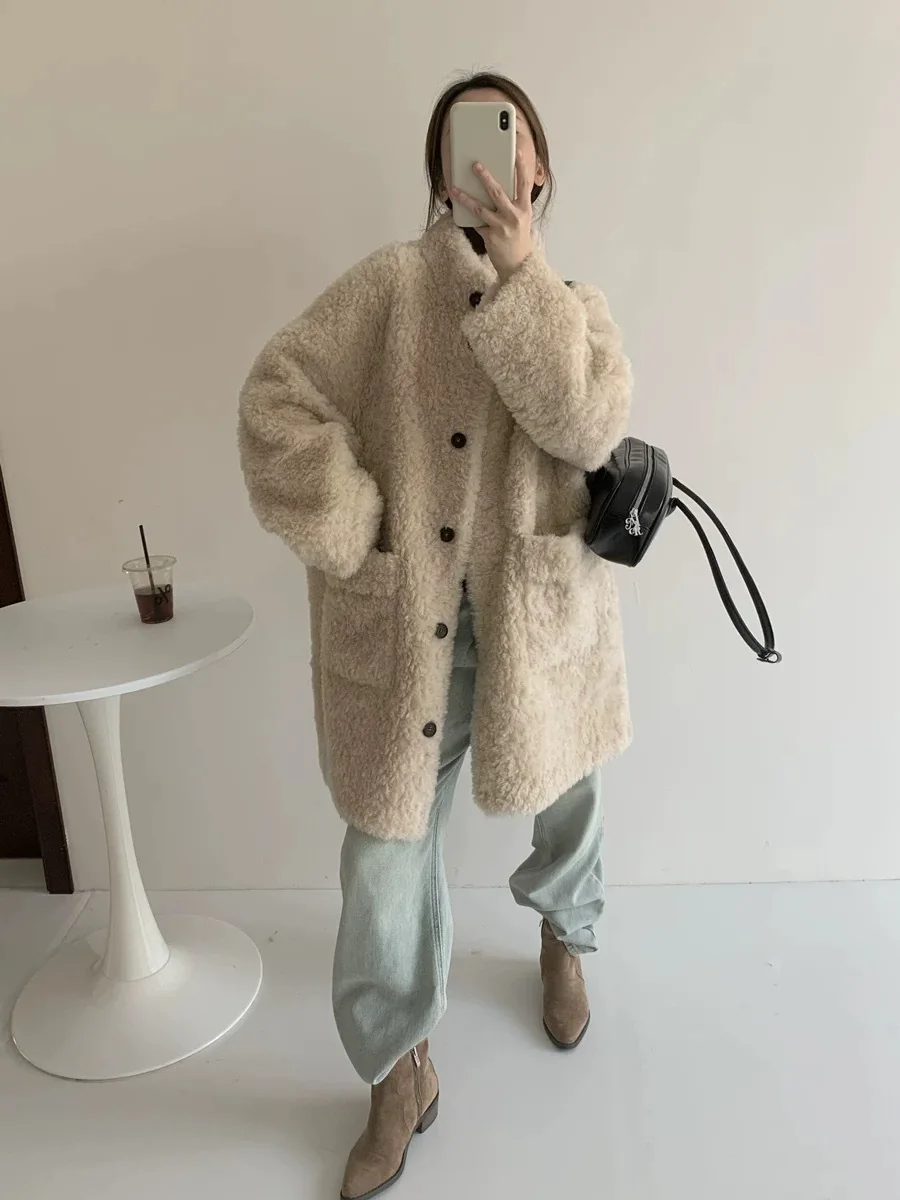 معطف فرو شتوي غير رسمي موديل 100% من Lambhair معطف فرو متكامل للنساء بياقة واقفة ونمط متوسط الطول