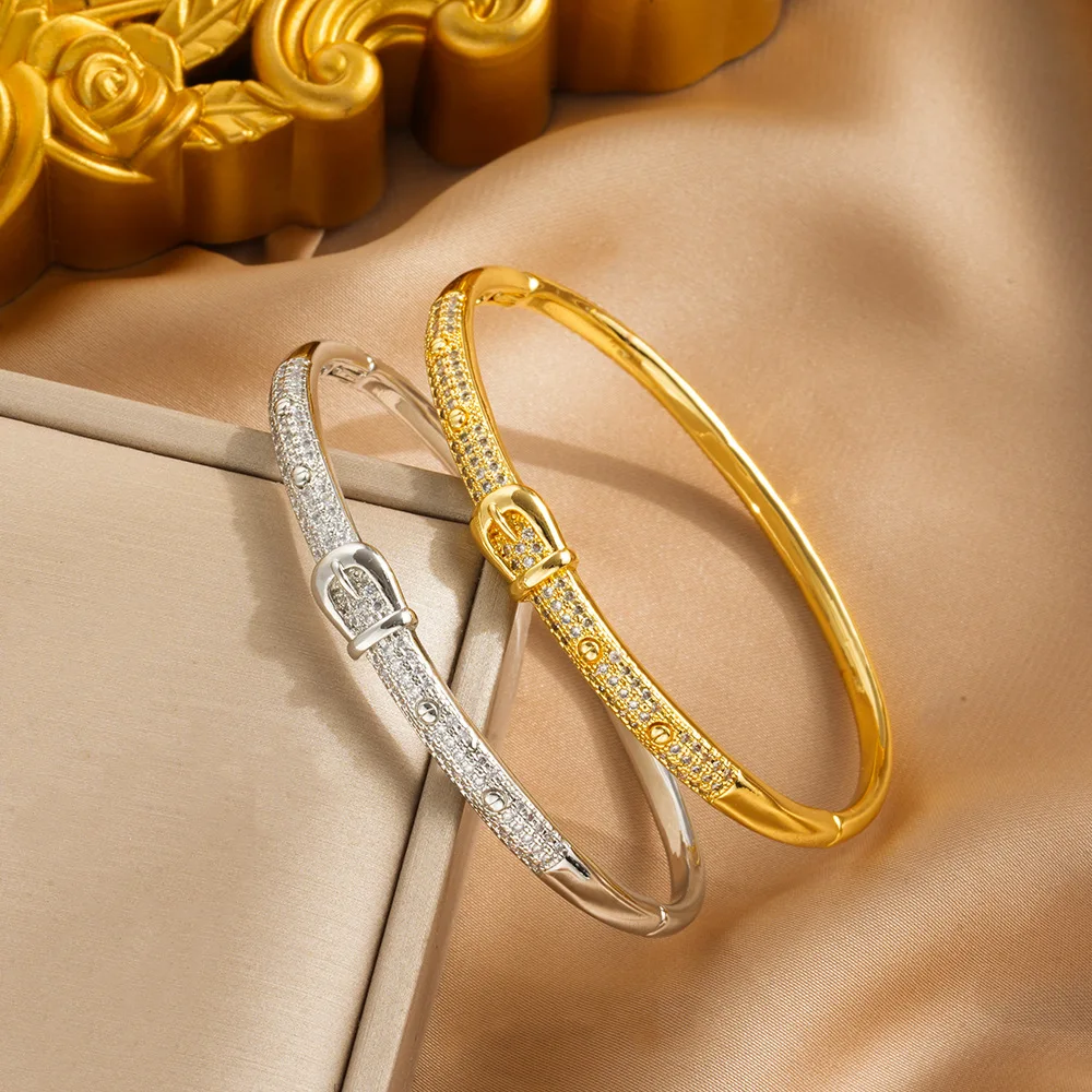 

This fashionable leather buckle open bracelet for women exudes a sense of luxury, is versatile and does not fade