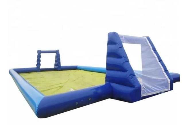 安全な屋外スポーツや遊びのために設計されたプレミアムなインフレータブルフットボールフィールド