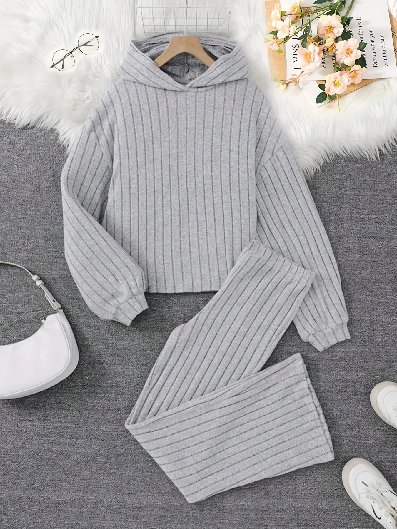 Mädchen-Herbst-Freizeitoutfit: Zweiteiliges Set aus Kapuzenpullover und ausgestellter Hose in einfarbigem Grau, geeignet für die Freizeit zu Hause und Ausflüge im Herbst, vielseitige Kleidung. – Detail 2
