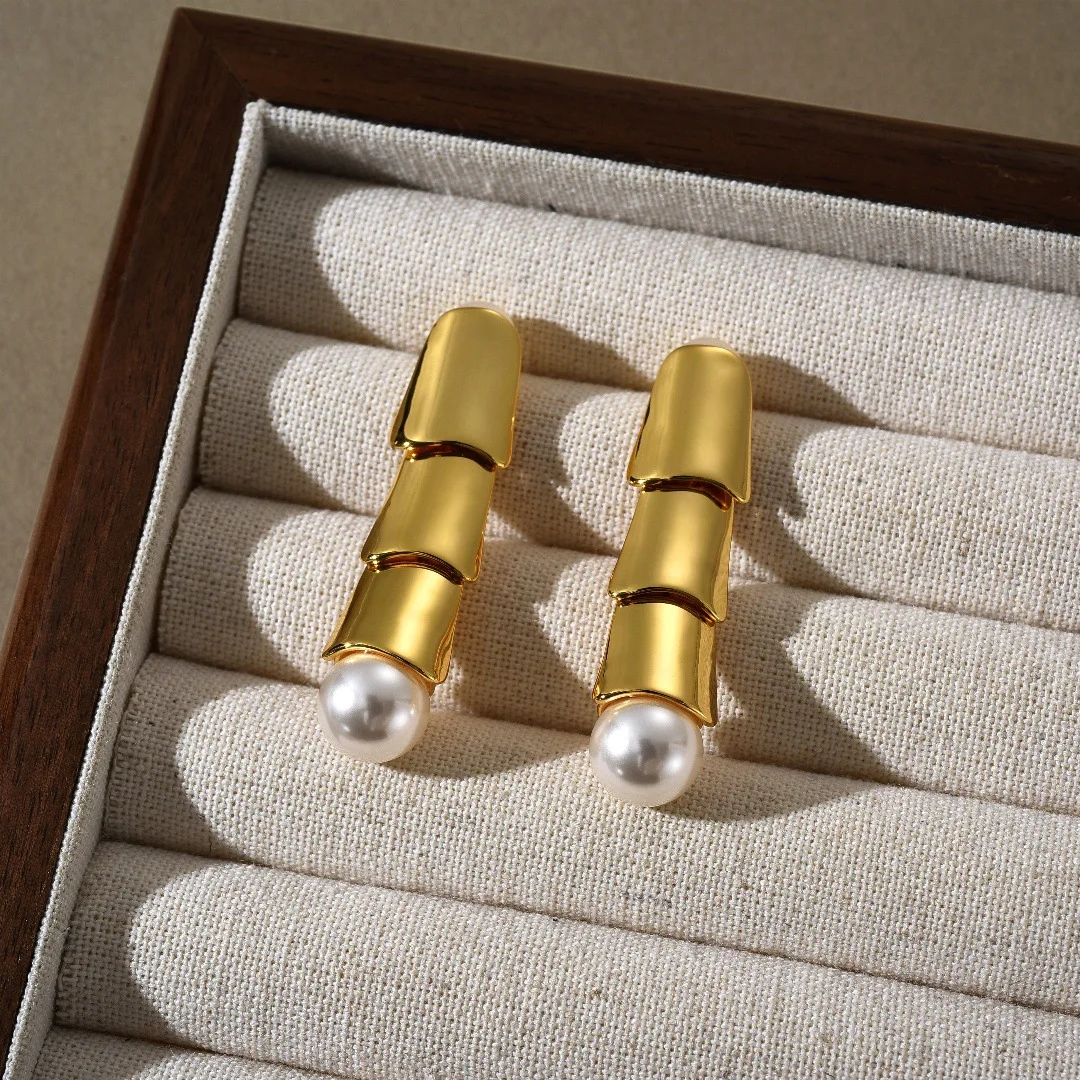 

Мода Европа Америка Жемчужный кулон S925 Серебряные иглы Золотые серьги Женские очаровательные простые ювелирные изделия Тенденция