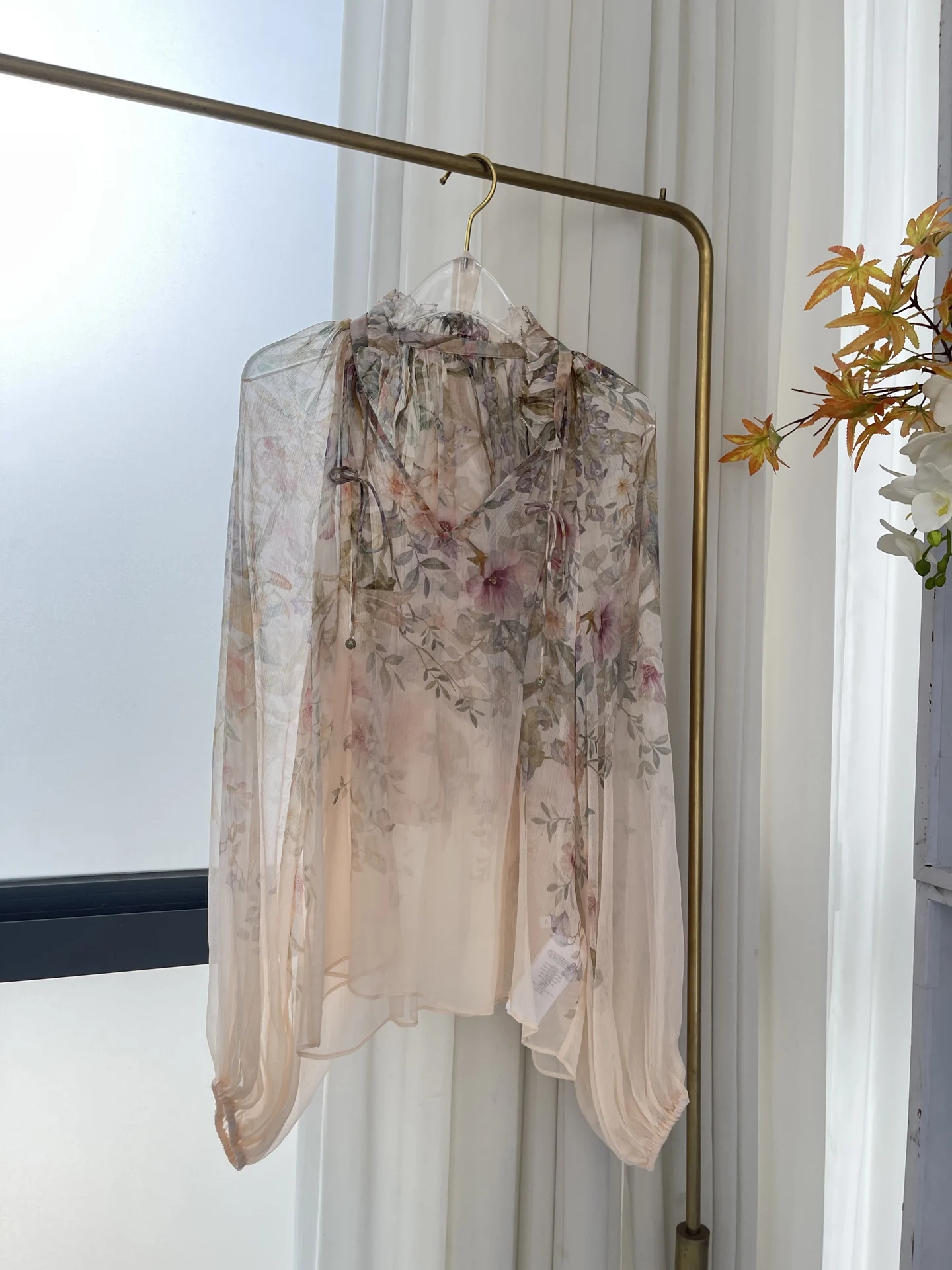 

2025 Новая женская мода, блузка с длинными рукавами и принтом розовых цветов и птиц, комплект из топа и шорт