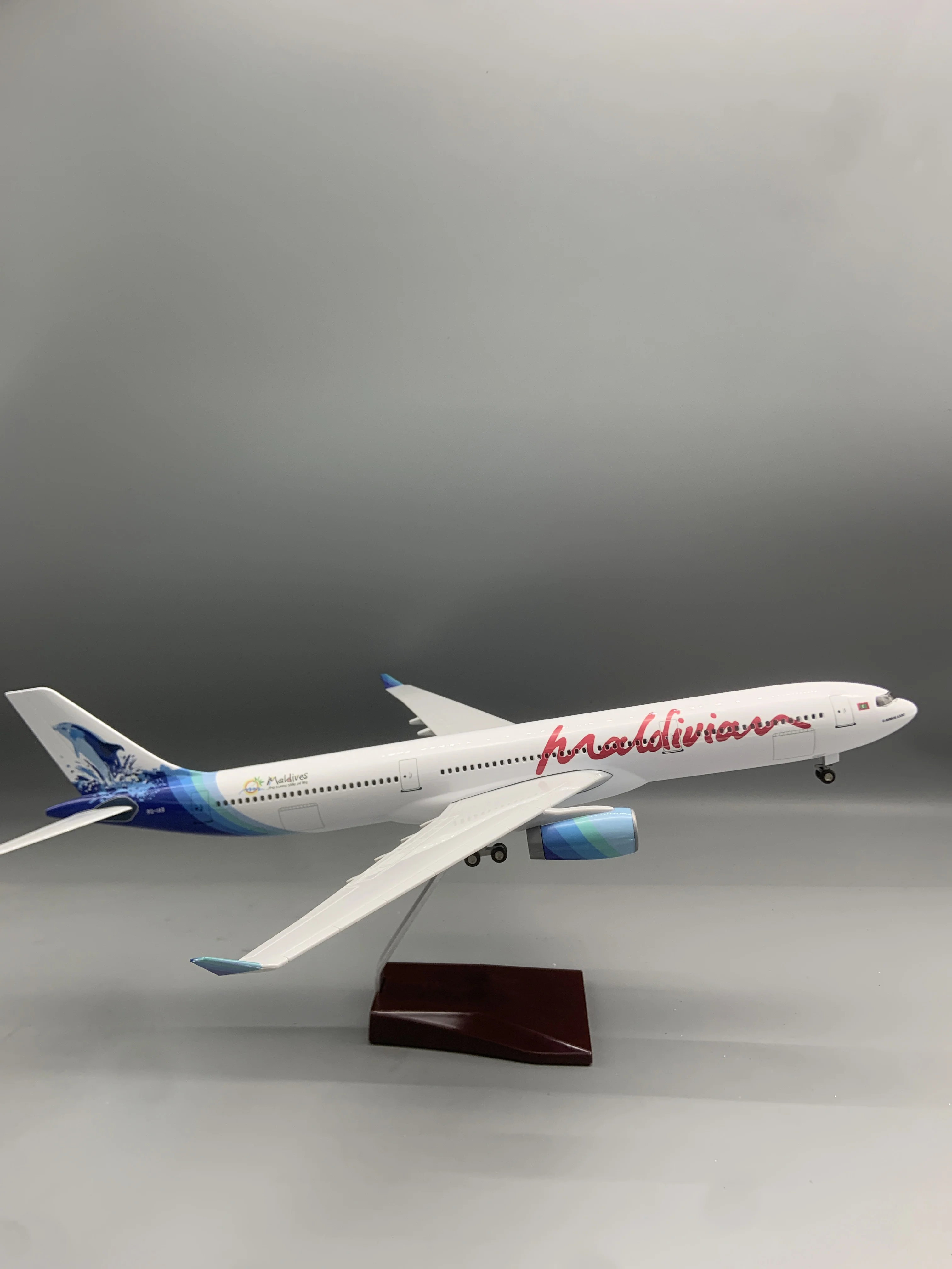 

47CM scale plane toy A330 Maldives Air Resin airplane toys for child W Landing Gear Wheels Lightfor Collections and Displays Gif