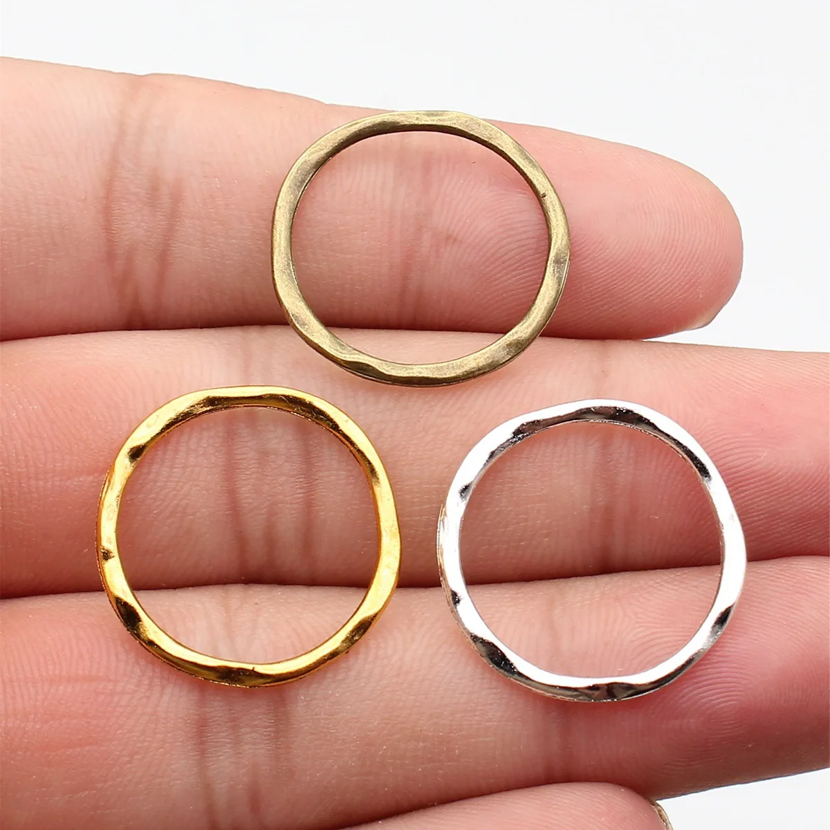 WYSIWYG 10 Uds encantos anillo Irregular aleación de Color plata antigua accesorios para hacer joyas Diy 23x24mm