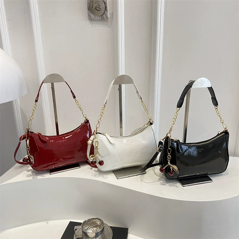 Neue Modische Damen-Handtasche aus PU-Leder, Einfarbig mit Kirsch-Anhänger, Vielseitige Schultertasche, Damen-Umhängetasche für den Alltag – Detail 18