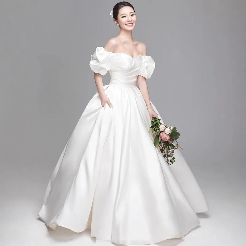 

A new satin one-shoulder large-sized light luxury dress for pregnant women's main travel photography