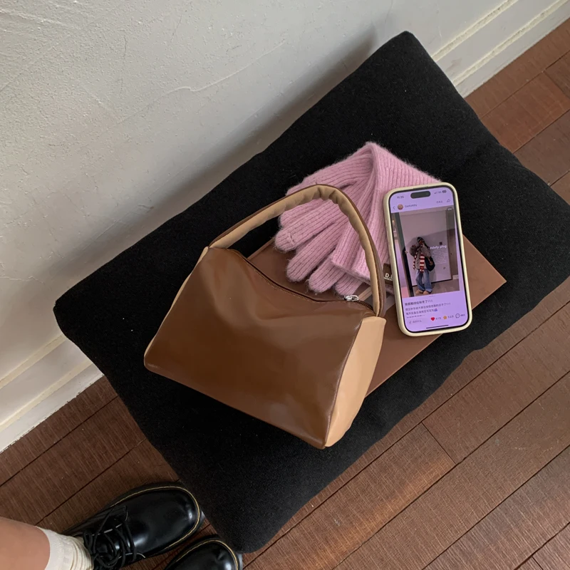 حقائب يد نسائية عصرية بألوان متباينة لخريف 2025 حقيبة يد كلاسيكية من الجلد الناعم متعددة الاستخدامات حقائب يد صغيرة غير رسمية كورية