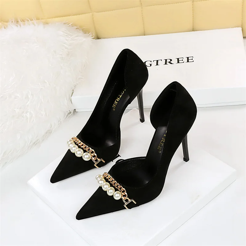 

2024 New Fashion Pearl Chain Office Women Pumps Black Flock Side Hollow High Heel Pointed Toe Party Dress Single Shoes