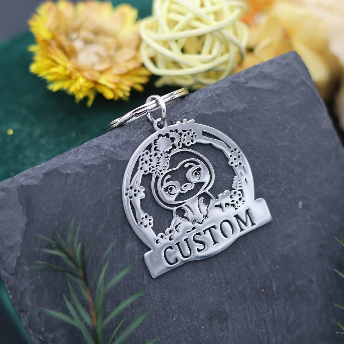 Qiamni chaveiro de pinguim fofo, chaveiro com nome personalizado de animal adorável para mulheres e homens, presente artesanal, chaveiro de flor de aço inoxidável