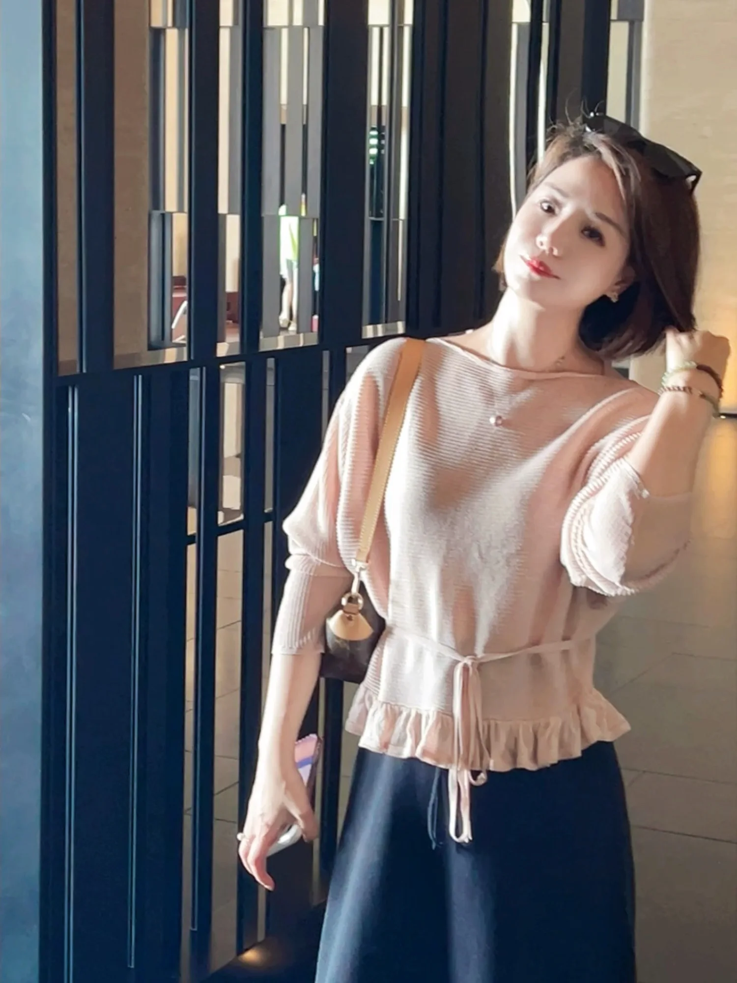 

Весна 2026: Женская вязаная блузка с кружевной отделкой, шелковым бантом, длинным рукавом, тонкий топ Y3303, простой стиль, однотонная, дизайн на одно плечо