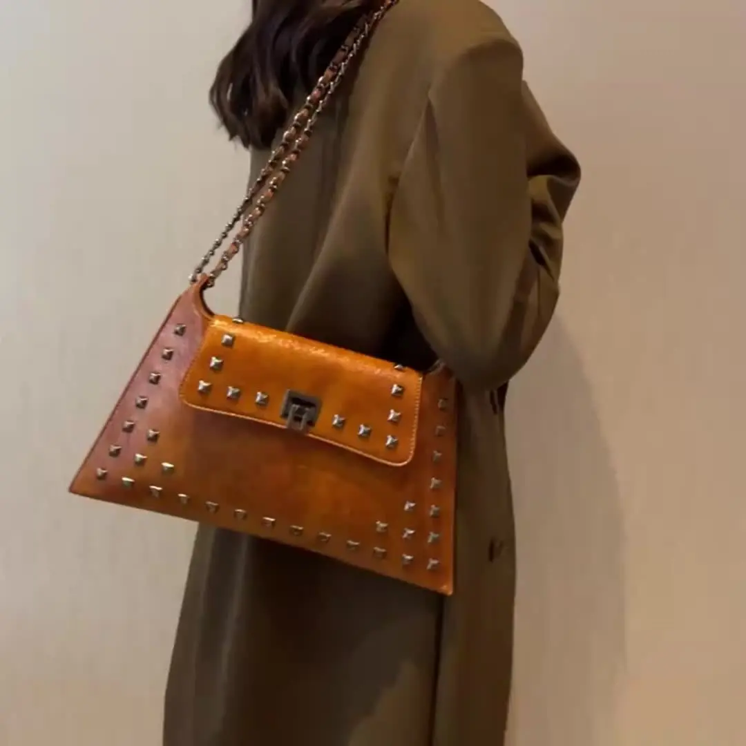 

Vintage Chic Rivets Chain Bag Timeless Turn-Lock Leather Shoulder Purse for Trendy Women Versatile Daily Companion Crossbody Bag