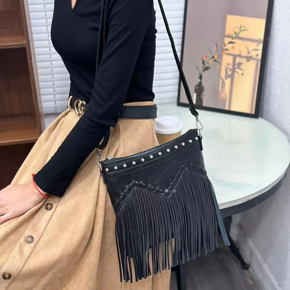 

Винтажные сумки через плечо с заклепками, мягкая кожа, женские сумки на плечо большой вместимости, однотонные дорожные сумки с кисточками